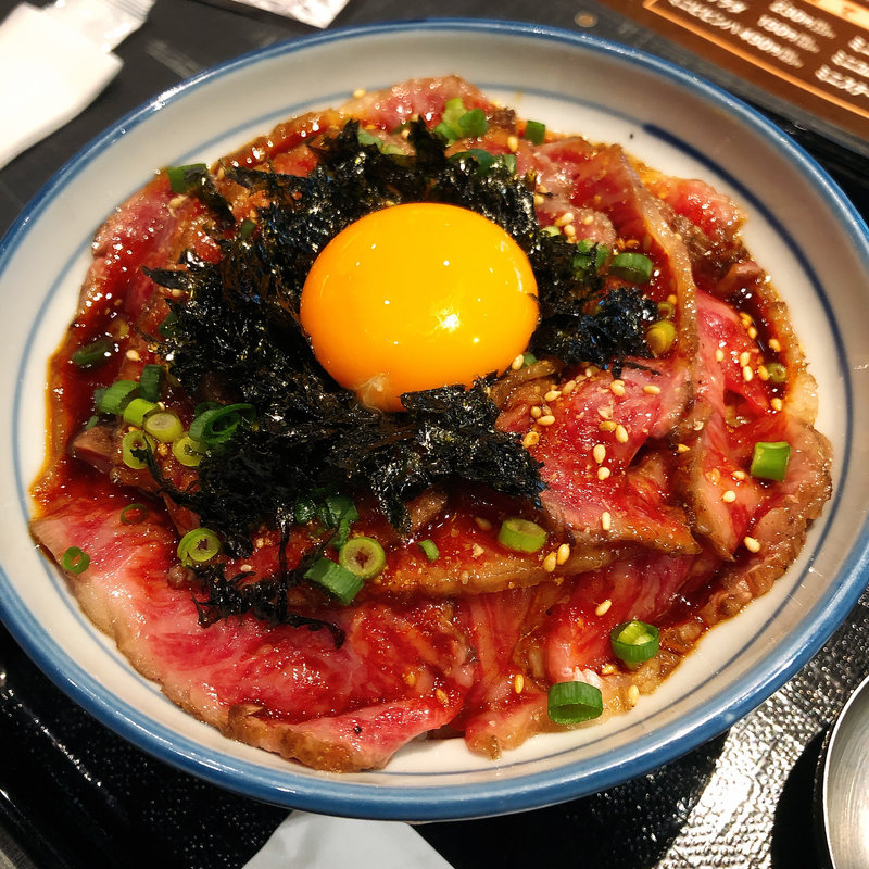 レアステーキ丼(日本焼肉党 浅草橋西口店)