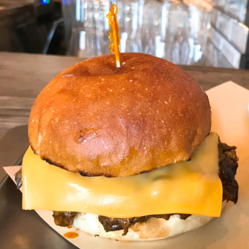 テキサススタイルチリビーンとチェダーチーズのサンドイッチ　ポテトバンズ(SMOKE HOUSE)