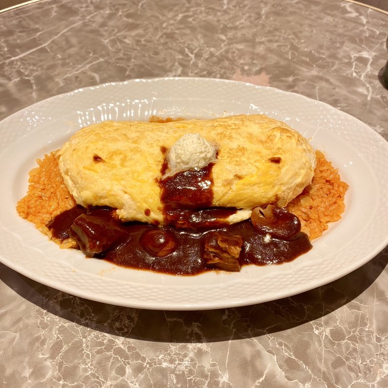 スフレ卵のオムライス　ビーフとマッシュルームのデミグラスソース(サロン　卵と私)