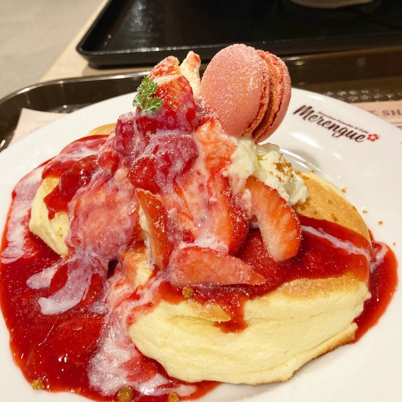 いちごミルクマカロンパンケーキ(メレンゲ)