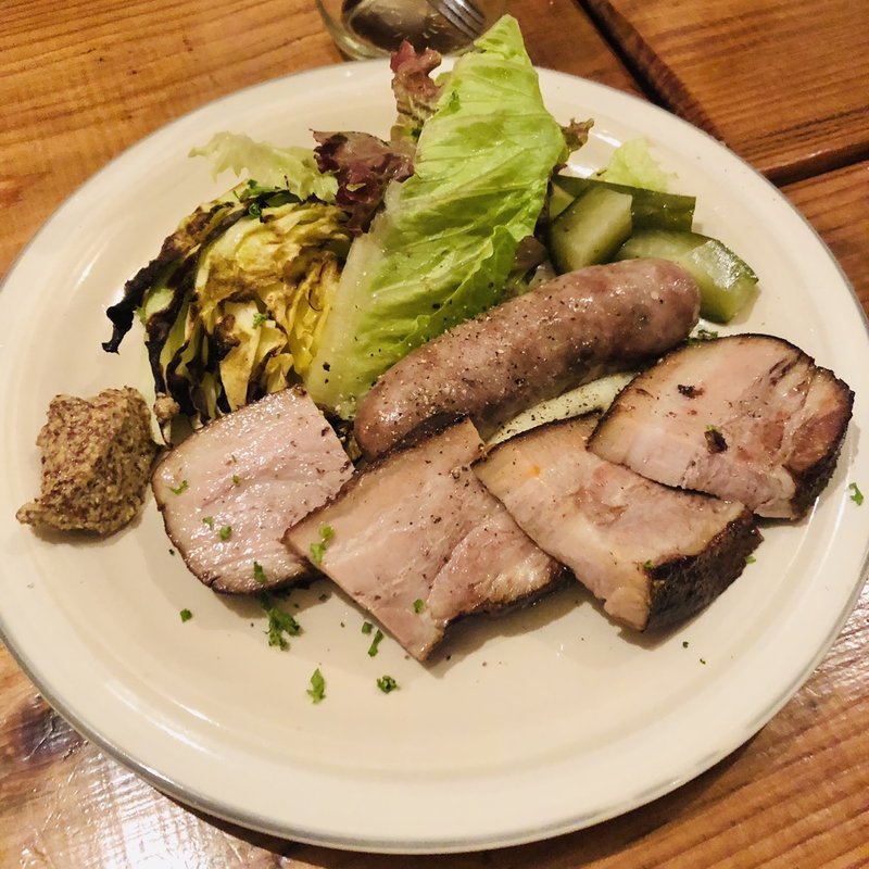 自家製ソーセージとベーコンのグリル(酒場食堂 saitogura)