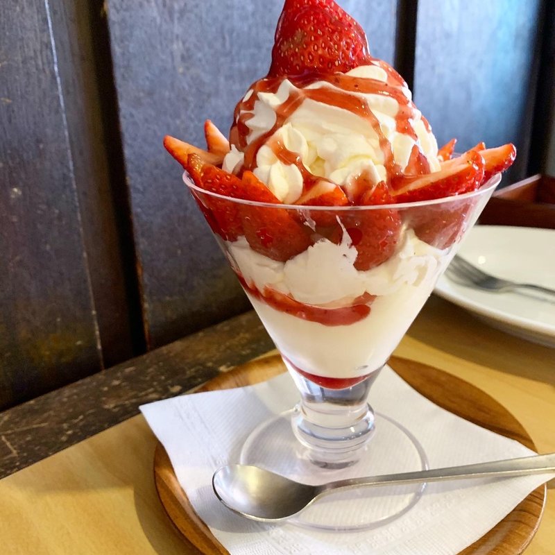 いちごパフェ(ロージナ茶房 （ロージナサボウ）)