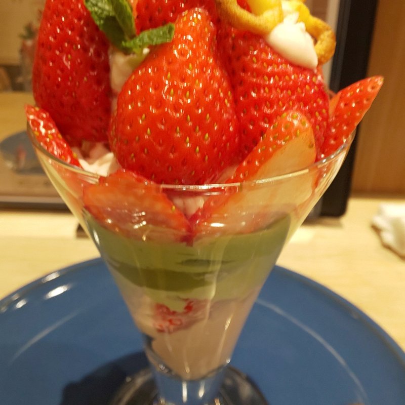 さくらいちごパフェ(Comule)