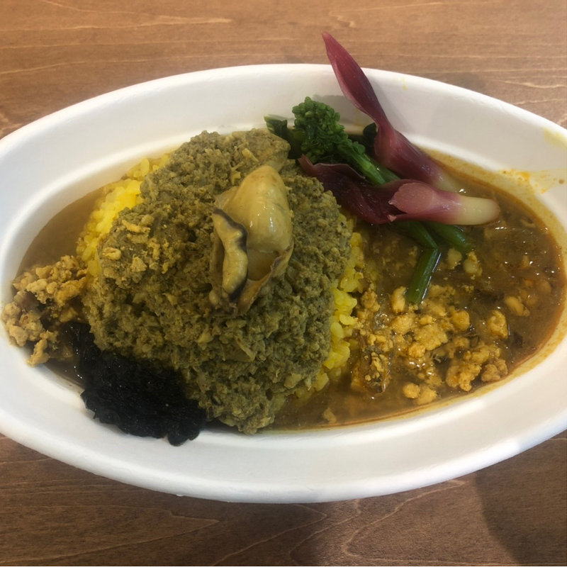 牡蠣とあさりのドライキーマ&ごぼう茶チキンキーマの合いがけカレー(スパイスカレー旬香唐)