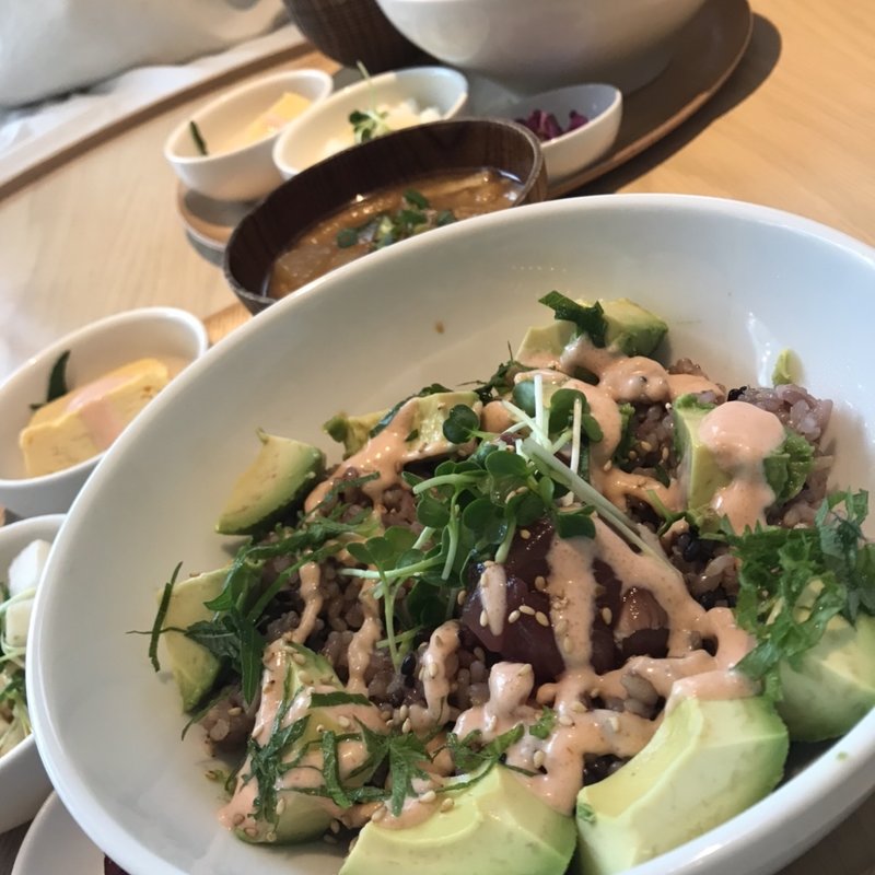 マグロとアボカドの明太子どんぶり(chano-ma 神戸)