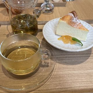 絶品チーズケーキとハーブティーのセット(Jasmine ...Herb tea Cafe...)