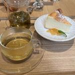 絶品チーズケーキとハーブティーのセット(Jasmine ...Herb tea Cafe...)
