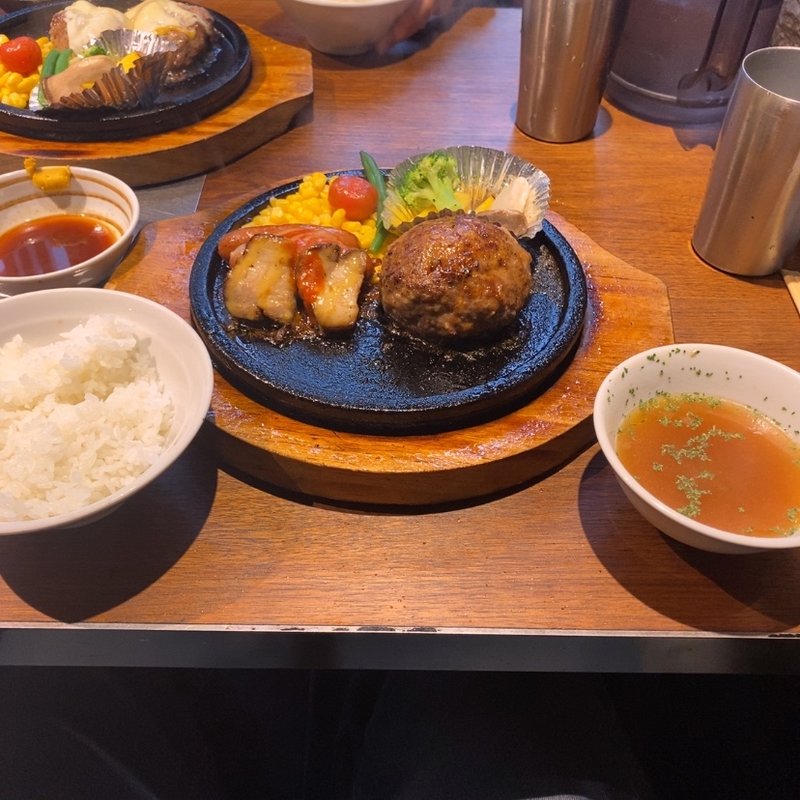 手作りウィンナー&ベーコンのハンバーガー(万両 肥後橋店 （マンリョウ）)