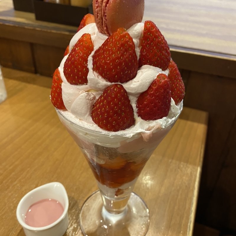 いちごとルビーチョコのクイーンパフェ(ココス 習志野大久保店)