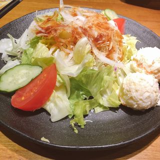 たっぷり野菜の和風ドレッシングサラダ(テング酒場 鶴見東口店)