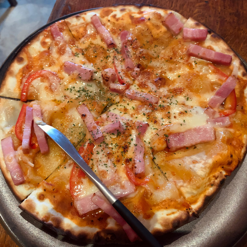 信州ベーコンとパプリカのトマトソースピザ(COCKTAIL WORKS 軽井沢)