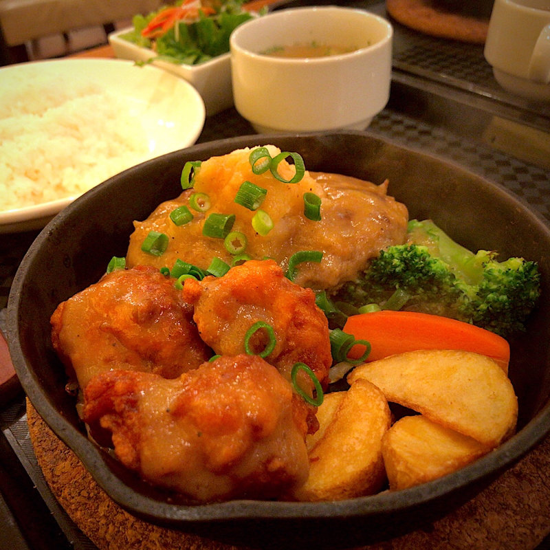 特製和風おろしソース ハンバーグとから揚げ添え(イタリア厨房 シュン・ヨコハマ （SHUN YOKOHAMA）)