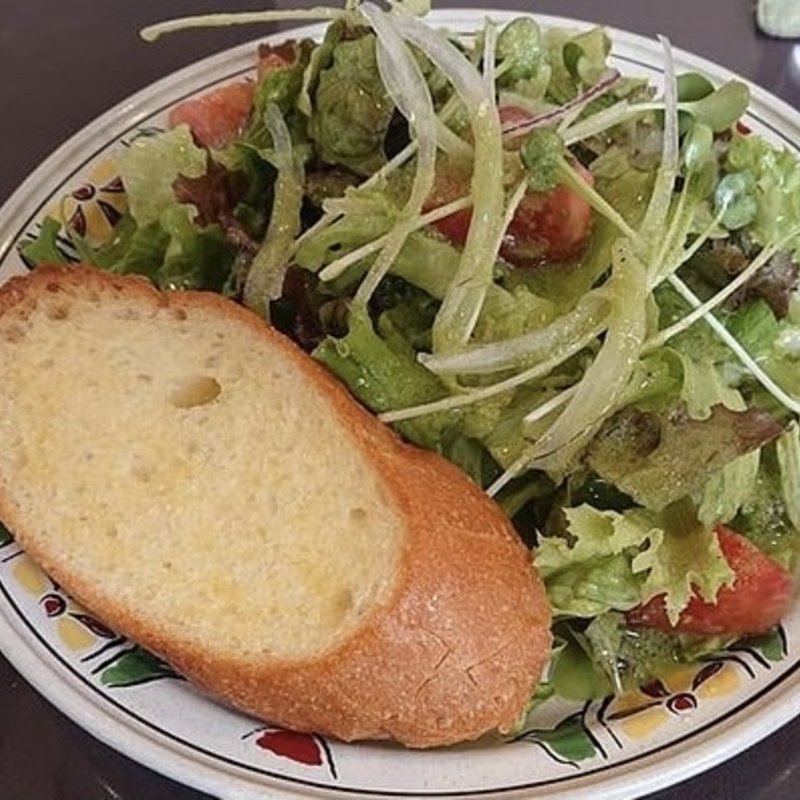 ランチに付くサラダとパン(マンジャ・パスタ )