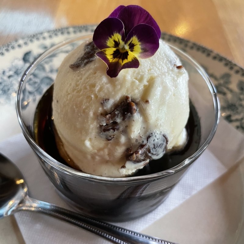 コーヒーゼリーとラムレーズンアイスクリーム(パッパライライ)