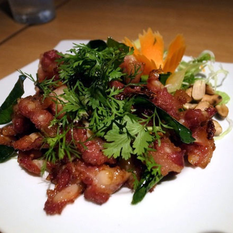 ネームクラドゥックムートード（ナンコツ入りソーセージの揚げ物）(クンヤー)