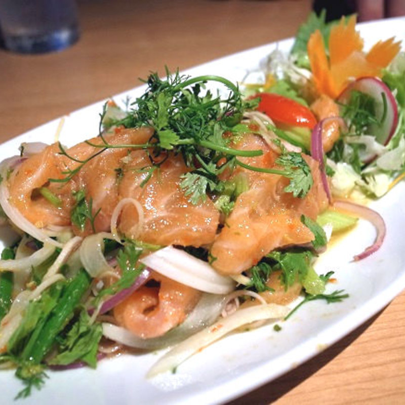 ヤムサーモン（鮭のスパイシーサラダ）(クンヤー)