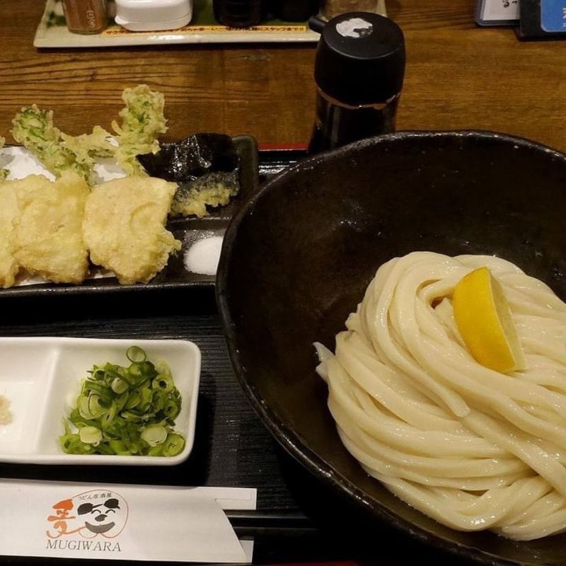 菜の花と筍の天ぷらうどん(うどん居酒屋 麦笑)