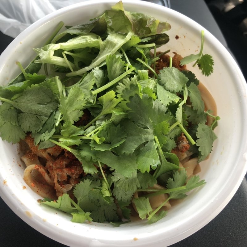 スパイスまぜそば ベリーホット・パクチー(自家製麺と定食 弦乃月)