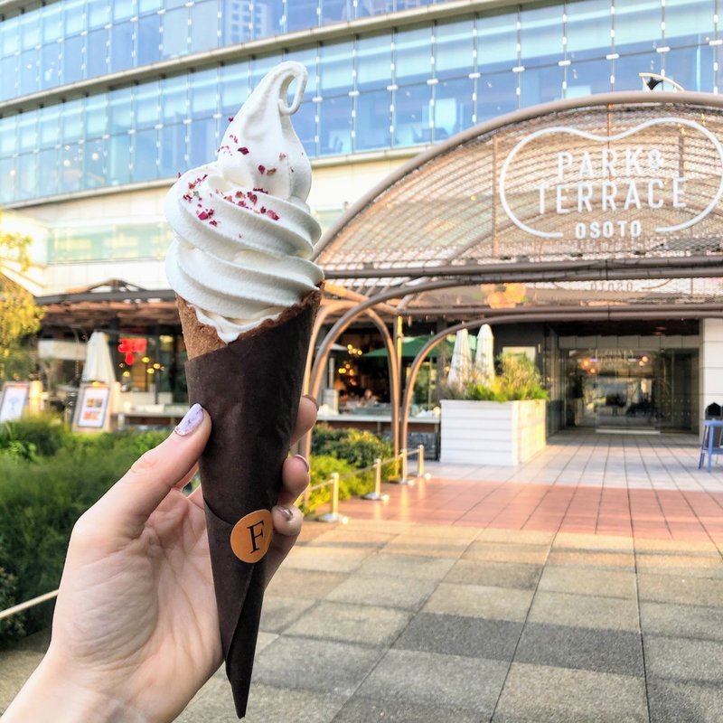 ローズのソフトクリーム(FLAVÉDO ROOFTOP フラベド ルーフトップ)