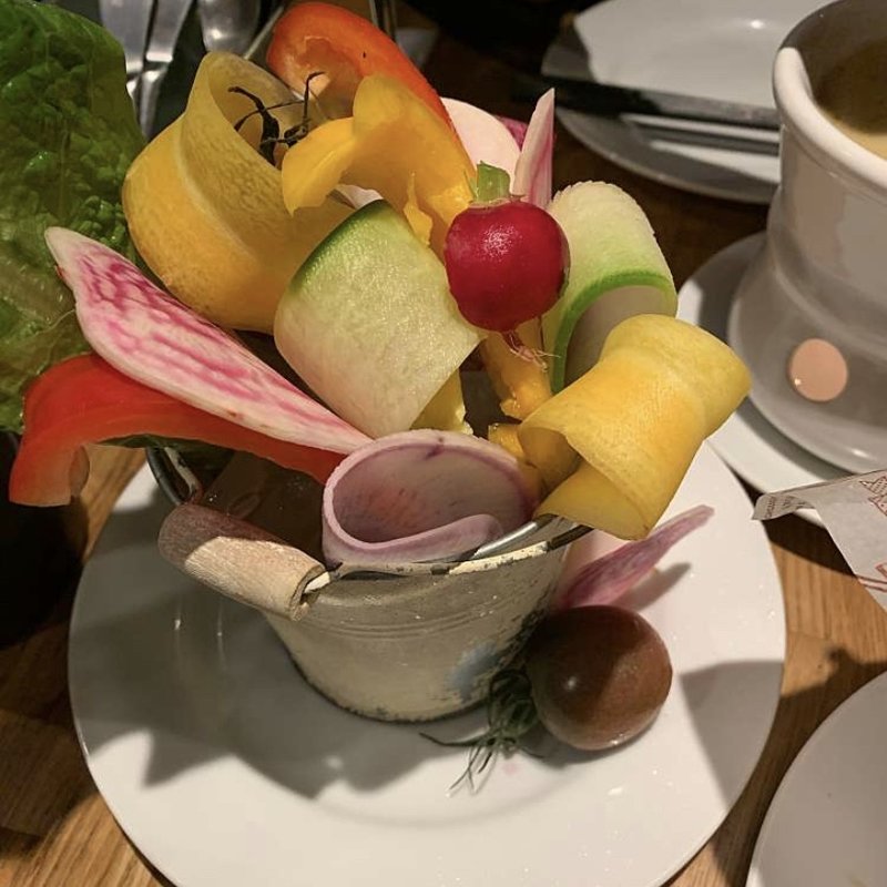 カラフルな彩りと野菜の味にこだわった『バーニャカウダ』(パスタバル ミキヤズ ぐりぐり)