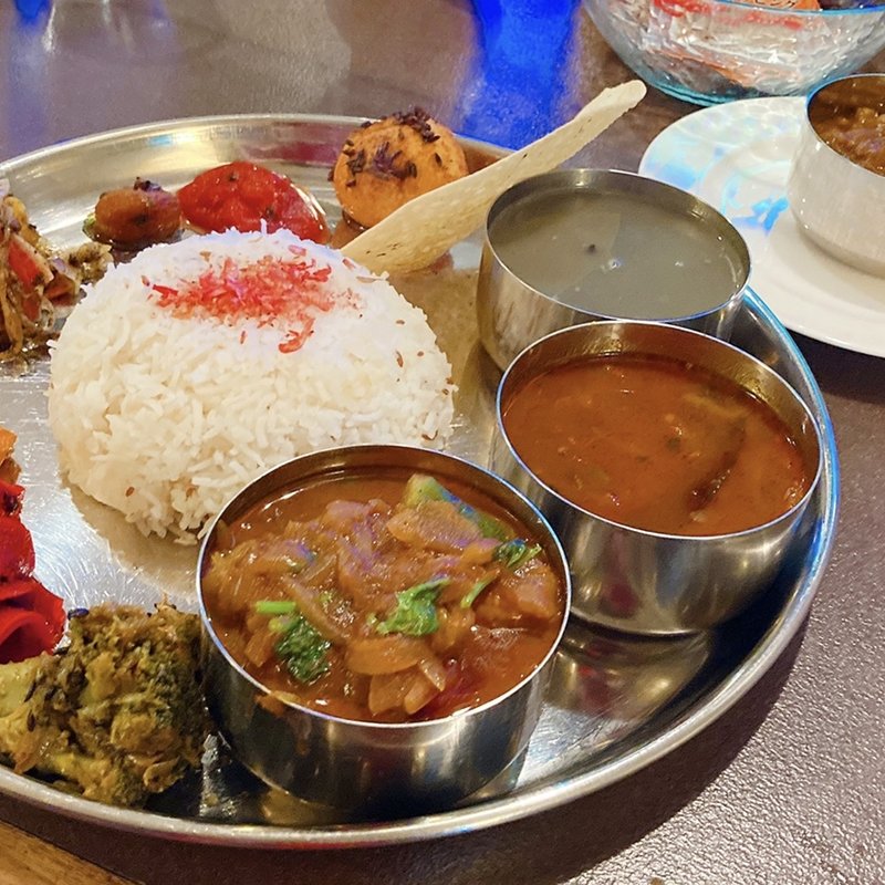 ダルバート（カレー3種にスパイシー玉子、ビーツとラディッシュのアチャールトッピング）(ダルバートShanti)