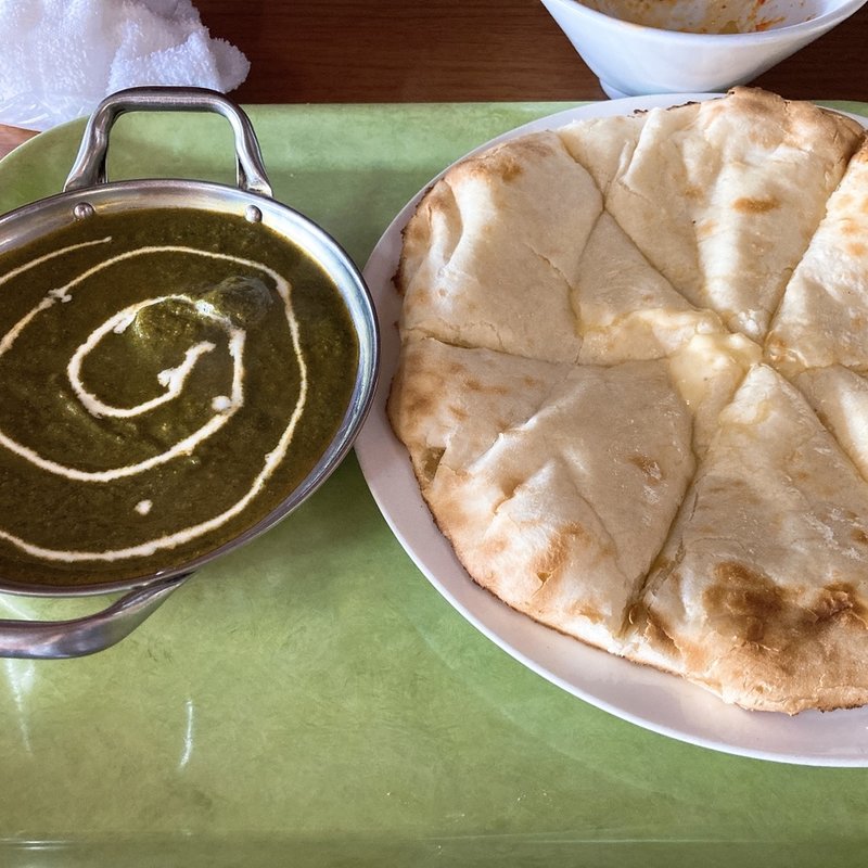 ほうれん草チキンカレー+チーズナン(王様のカレー )