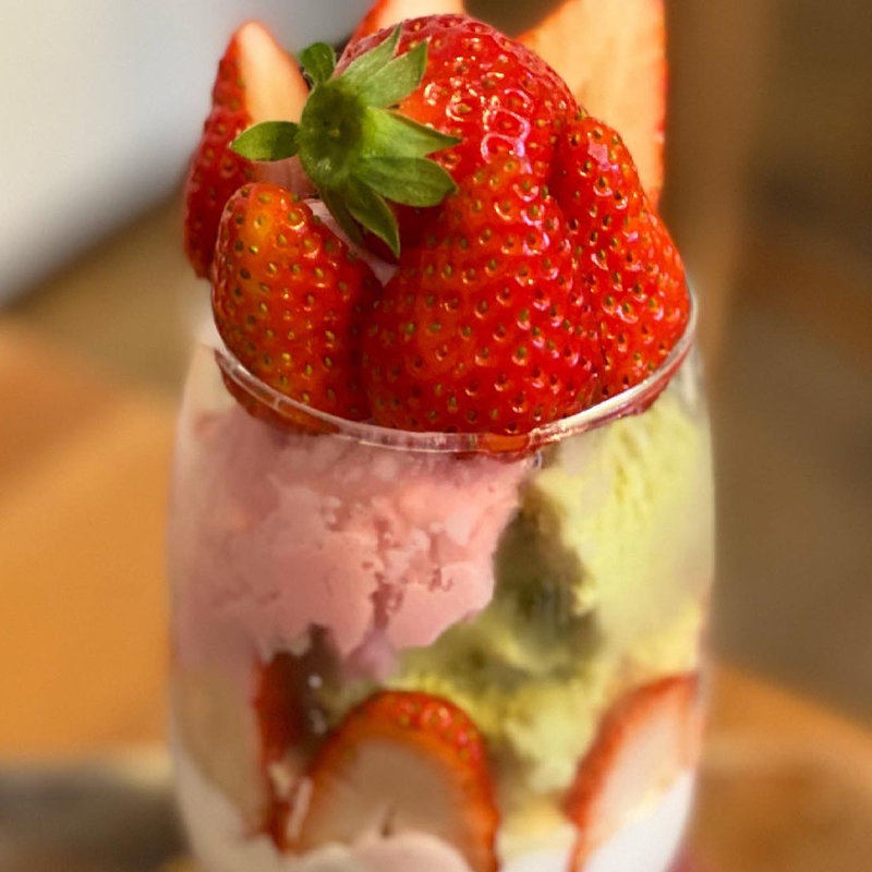 いちごとピスタチオのパフェ(ユカフェ （yucafe）)