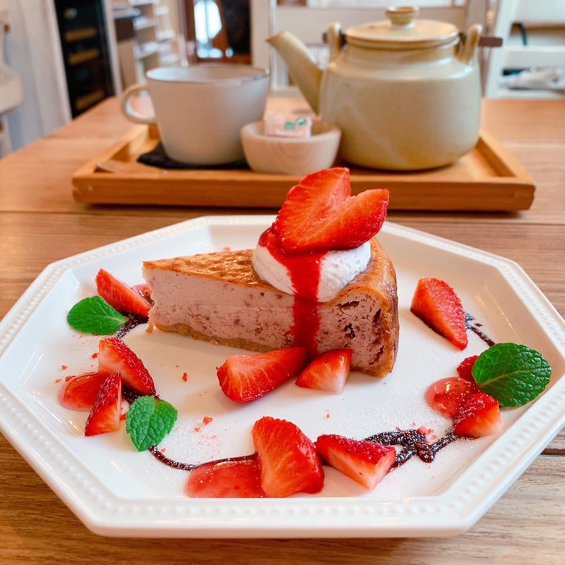 イチゴとホワイトチョコのベイクドチーズケーキ(グラッポロ ブル （Grappolo Blu）)