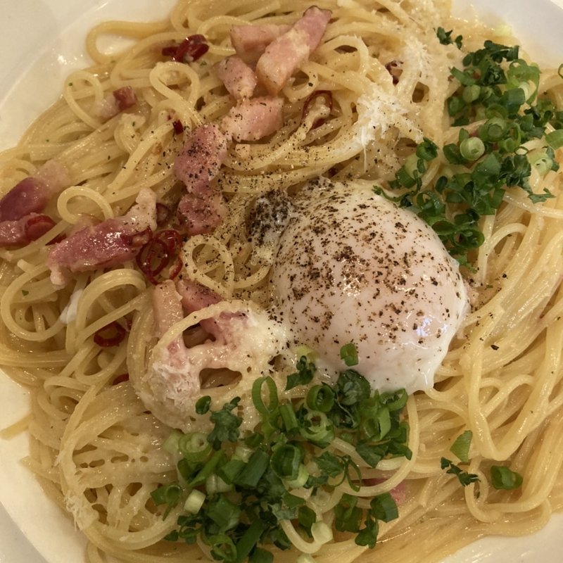 半熟卵とガーリックのピリ辛カルボナーラ(タパス＆タパス吉祥寺駅前店)