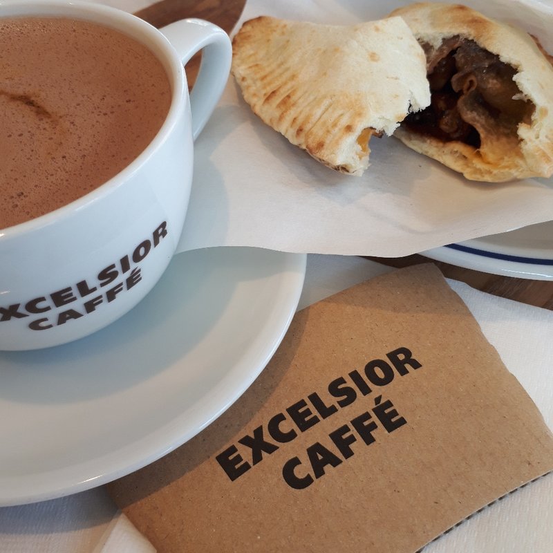 カルツォーネ　ビーフシチューとカフェモカ(エクシオールカフェ大塚駅前)