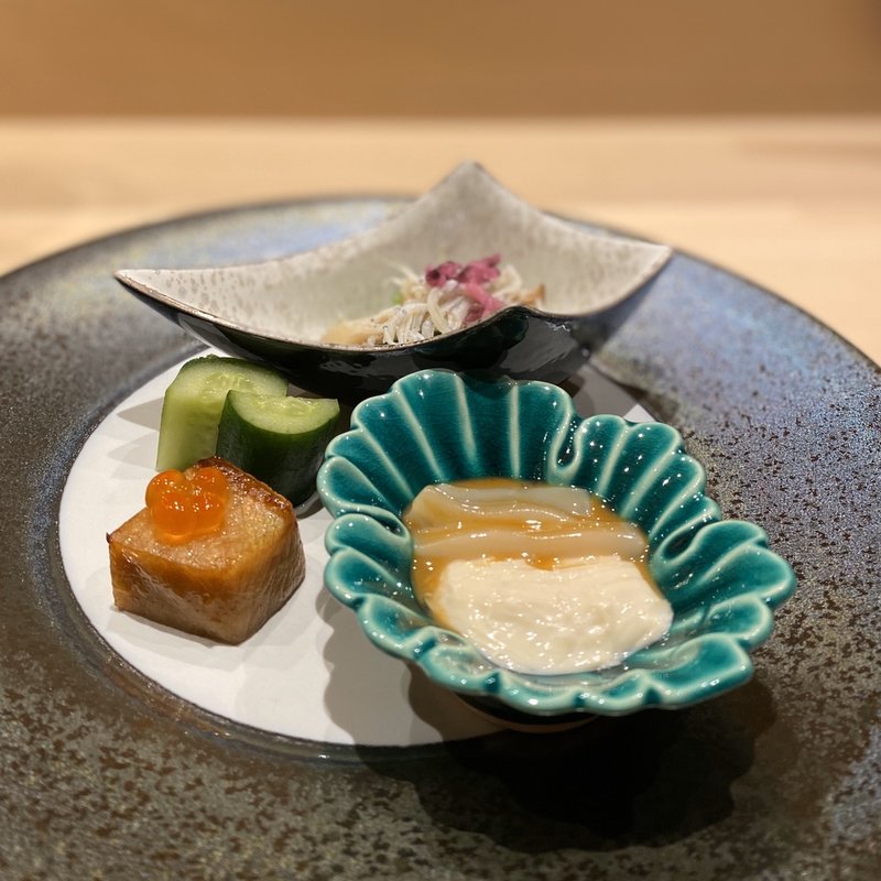 自家製塩辛ととろ湯葉、ブリの幽庵焼き、小松菜とキノコのおひたし(鮨てんび)