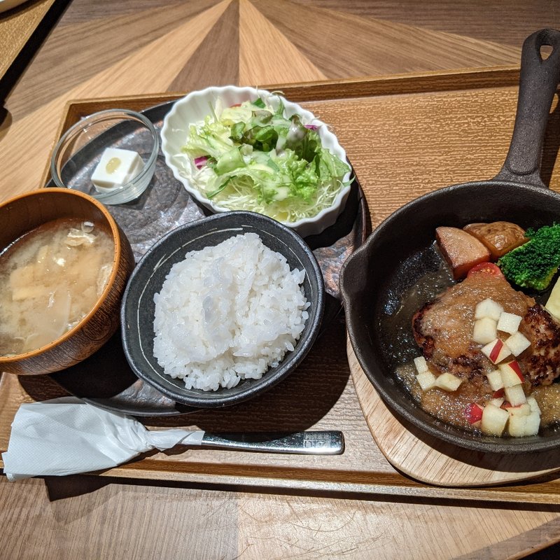 リンゴハンバーグプレート(みのるダイニング)