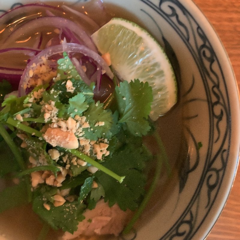 〈10時間かけてじっくりと煮込んだ鶏がらスープ 〉“生”米麺大山鶏 Pho(スタンドバインミー)