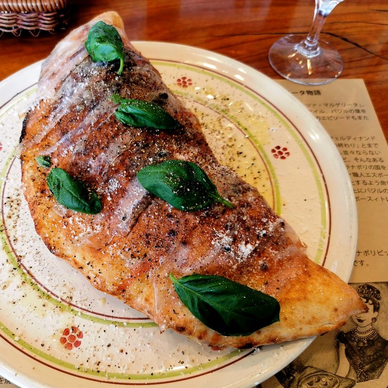 ナポリのジェノヴェーゼを使ったカルツォーネ(リストランテ アルベロベッロ)