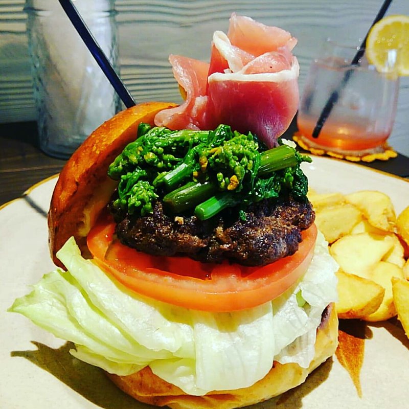 生ハムと菜の花のメープルバーガー(だるま珈琲)