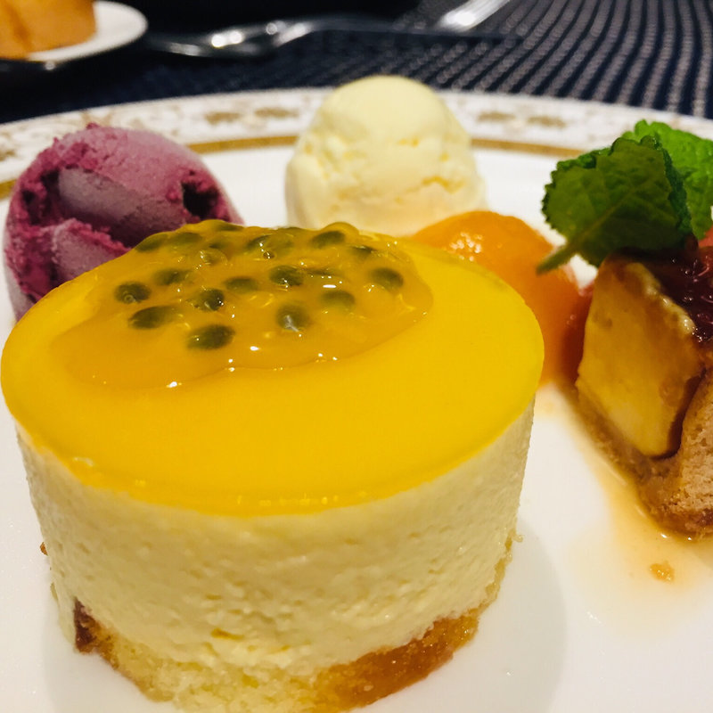 鹿児島産パッションフルーツムースケーキ🥭とスイーツ盛り合わせ(フランス厨房 旬彩 中央駅店 )