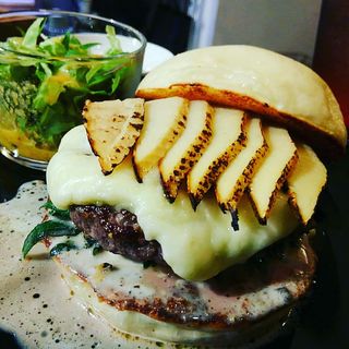 ハンバーガー(ホワイトバンズ＋ビーフパティ＋たけのこ＋トマト＋大葉＋モッツァレラチーズ＋マスカルポーネとサワークリームのトリュフソース)(milia burger)