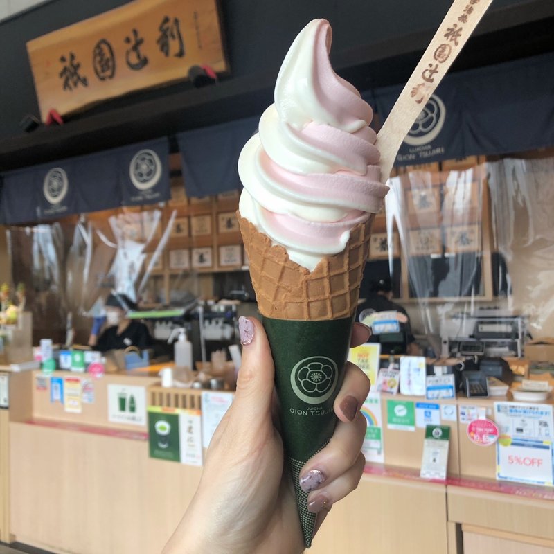 ミックスソフトクリーム（豆乳とさくら）(祇園辻利 東京スカイツリータウン・ソラマチ店)