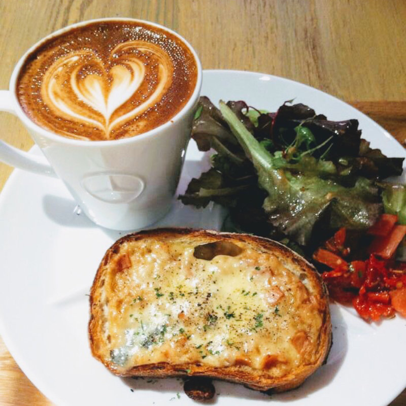 クロックムッシュ+サラダ+ラテ(Mercedes me Tokyo / DOWNSTAIRS COFFEE)