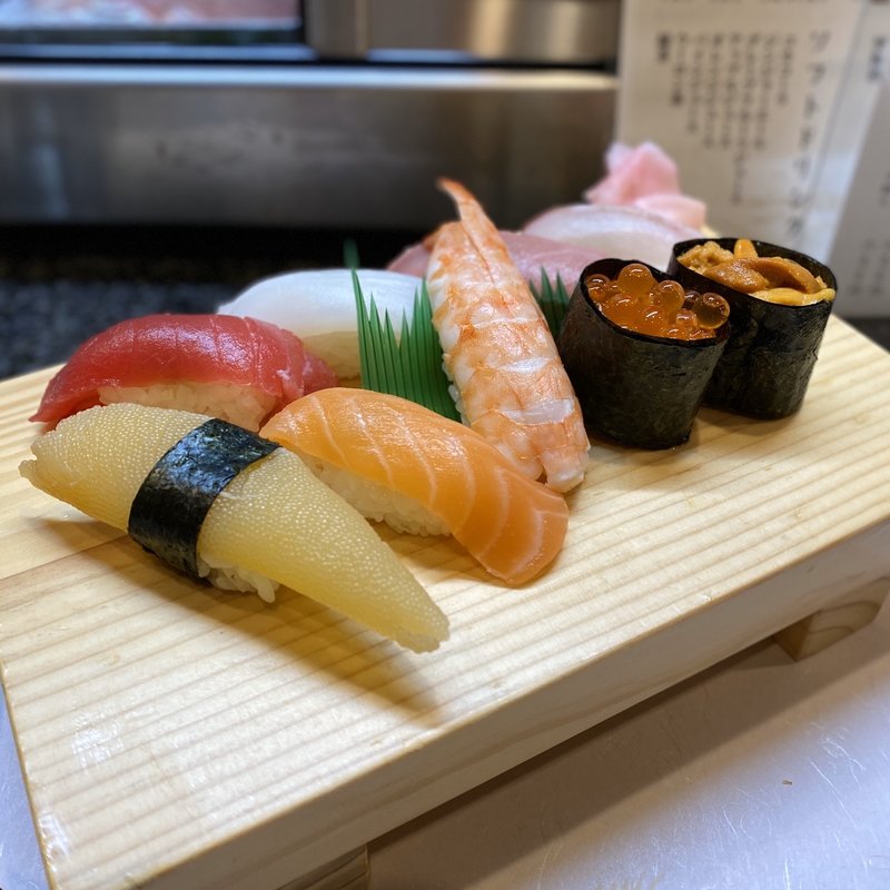 雲出(まぐろ、イカ、エビ、サーモン、本まぐろ、数の子、カンパチ、ウニ、イクラ)(すし処 みずほ)