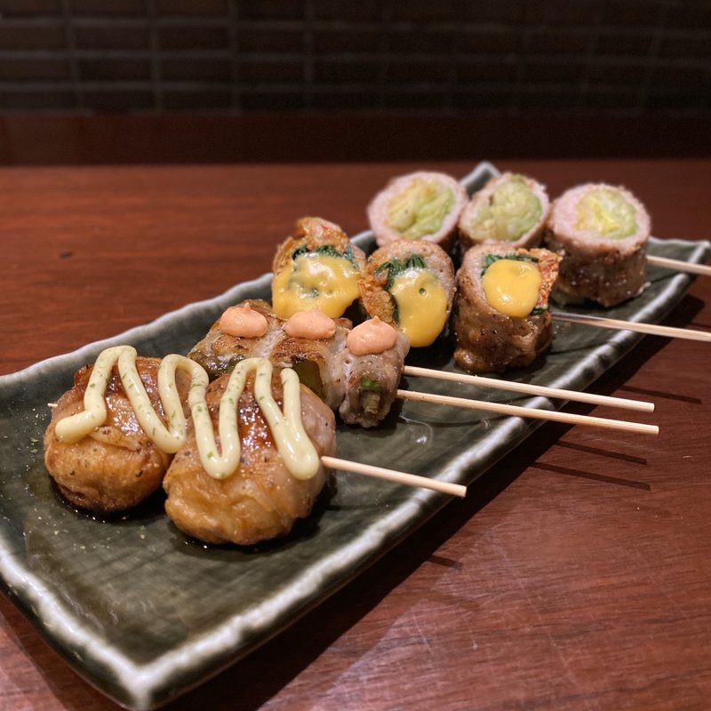レタス巻き、豚キムチーズ巻き、アボカド巻き、たこ焼き巻き(はかた野菜巻き串 こだわり酎ハイ きばくもん 駅西店)