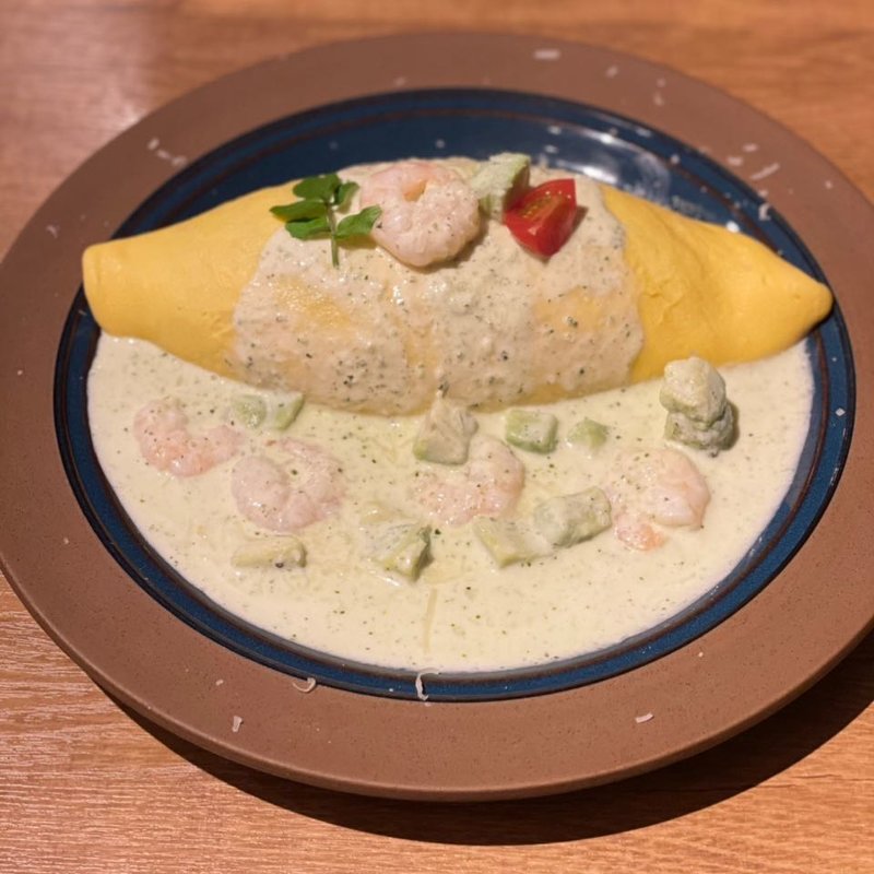 海老とアボガドのジェノベーゼクリームソースのオムライス(Pagot)