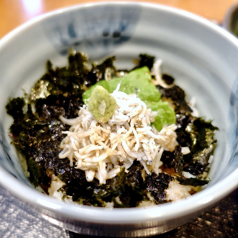 本日の日替わりミニ丼　しらす丼(手打ちうどん 紅葉庵)