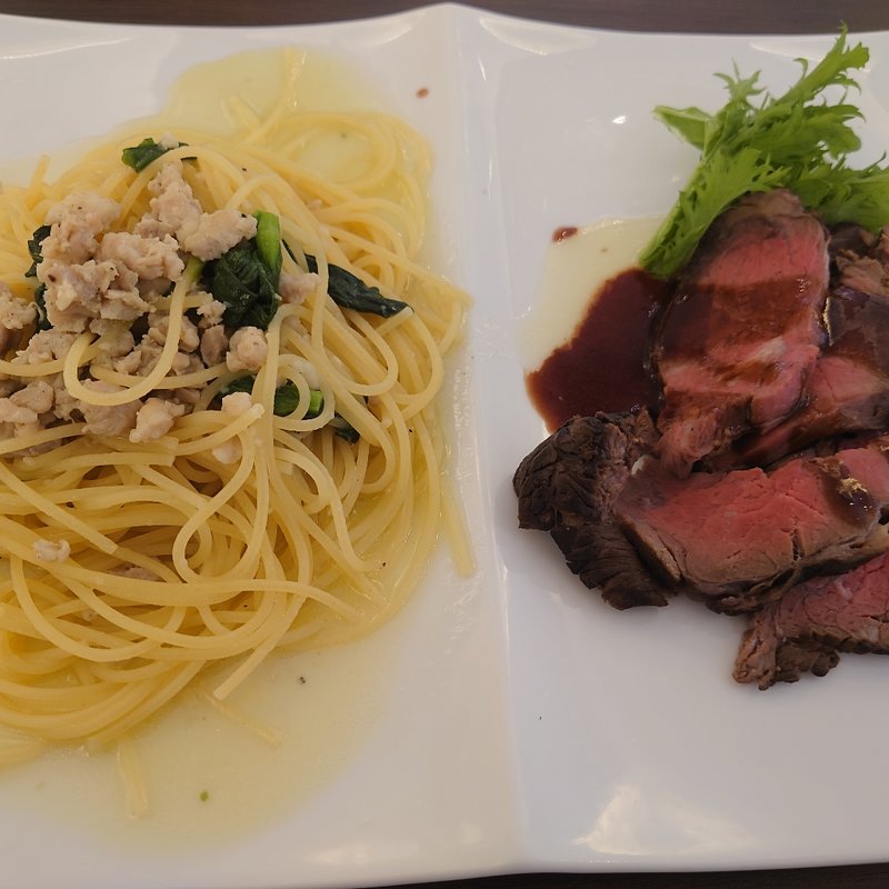 肉とパスタのプレートランチ(ピッツェリアピアット)