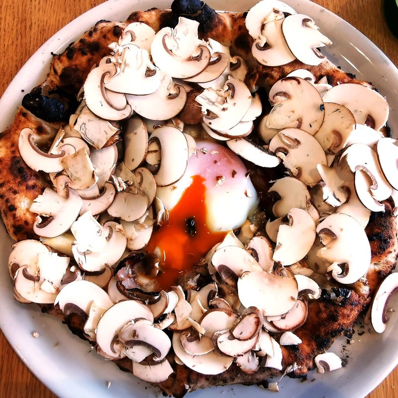 ホワイトアスパラとマッシュルームのビスマルク(PIZZA MAFIA TOKYO)