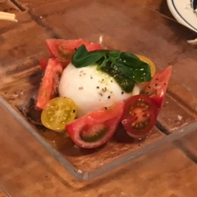 ブラッターチーズのカプレーゼ(東京ワインバル八十郎 築地店)