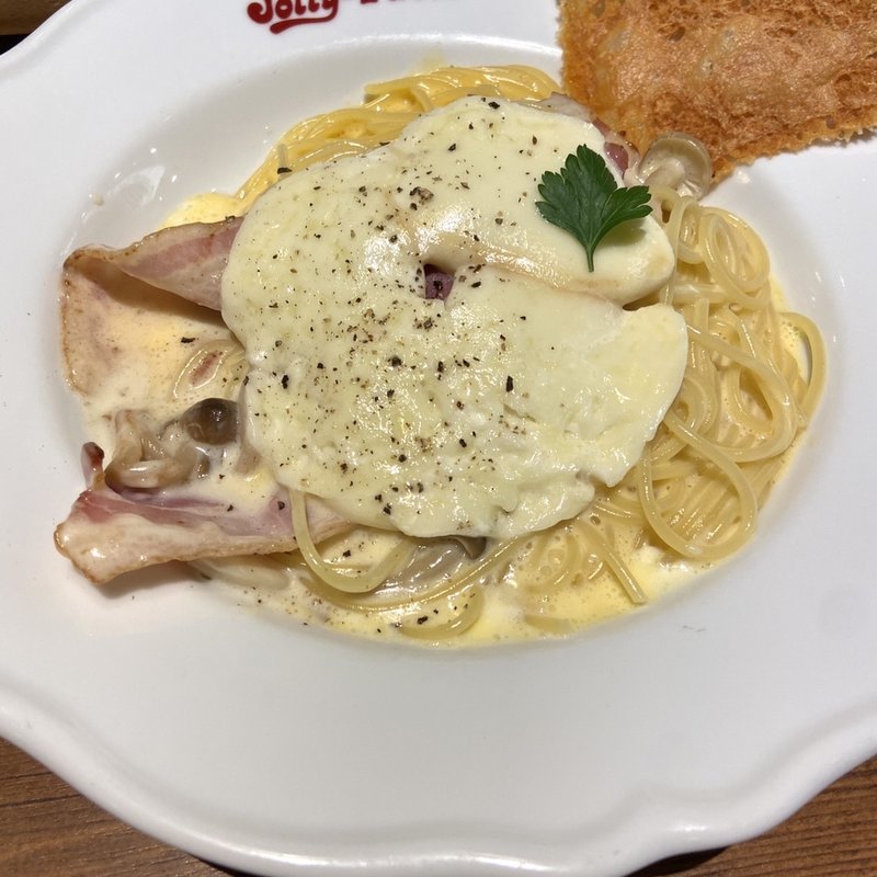 とろーり燻製チーズのプレミアムカルボナーラ(Jolly Pasta)