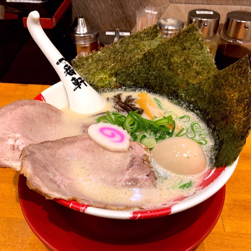 贅沢白豚骨ラーメン(熟成豚骨ラーメン専門店 大名古屋一番軒)