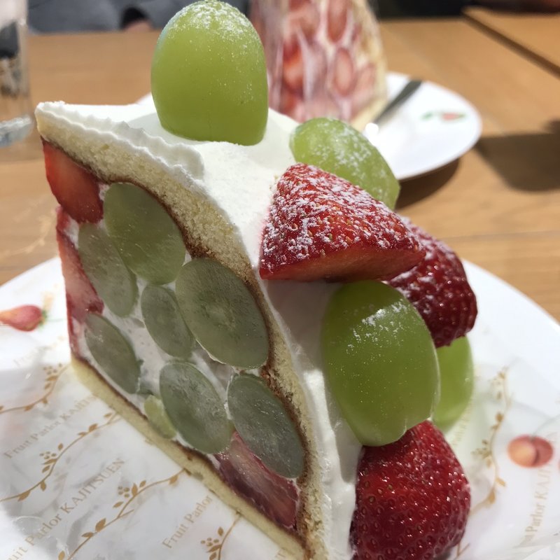 イチゴとシャインマスカットのズコット(果実園リーベル 池袋店)