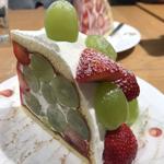 イチゴとシャインマスカットのズコット(果実園リーベル 池袋店)